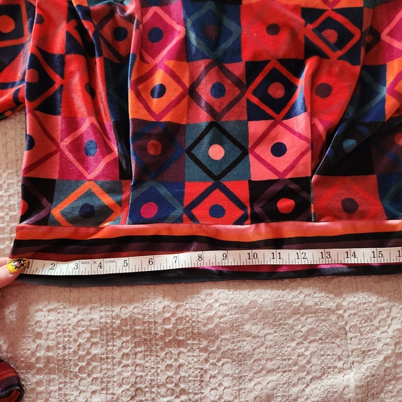 Geometric Patterned Long Sleeve Top - Picture 4 of 8